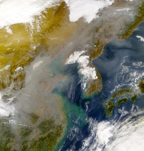 Corea y el Mar de Japón oscurecidos por remolinos de contaminación en esta imagen tomada por el sensor de campo amplio de visión marina (SeaWiFS) el 23 de noviembre de 2001. Crédito NASA. Ciencia Tierra Geología de National Aeronautics and Space Administration National Aeronautics and Space Administration